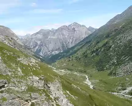 P1040855 Vue de la vallée d'Étache pendant la montée